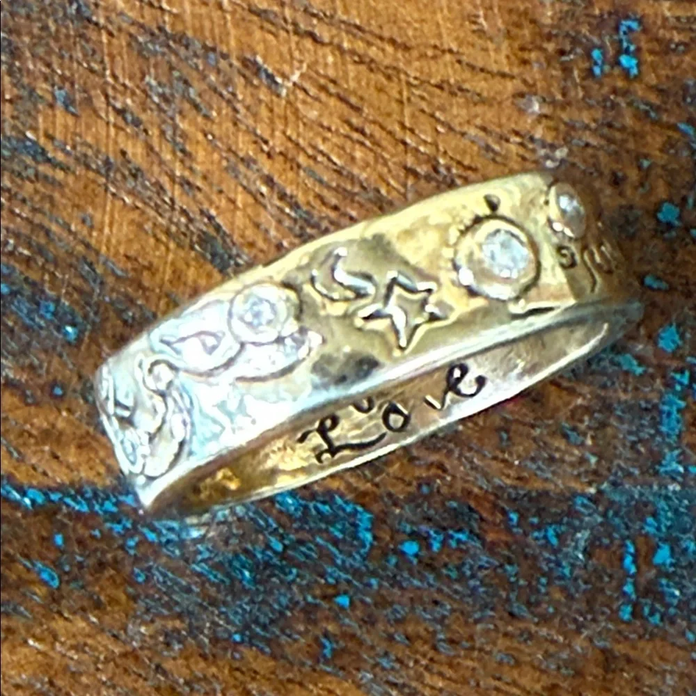 Jes MaHarry “Infinite Love Ring” in yellow gold. - Picture 3 of 4